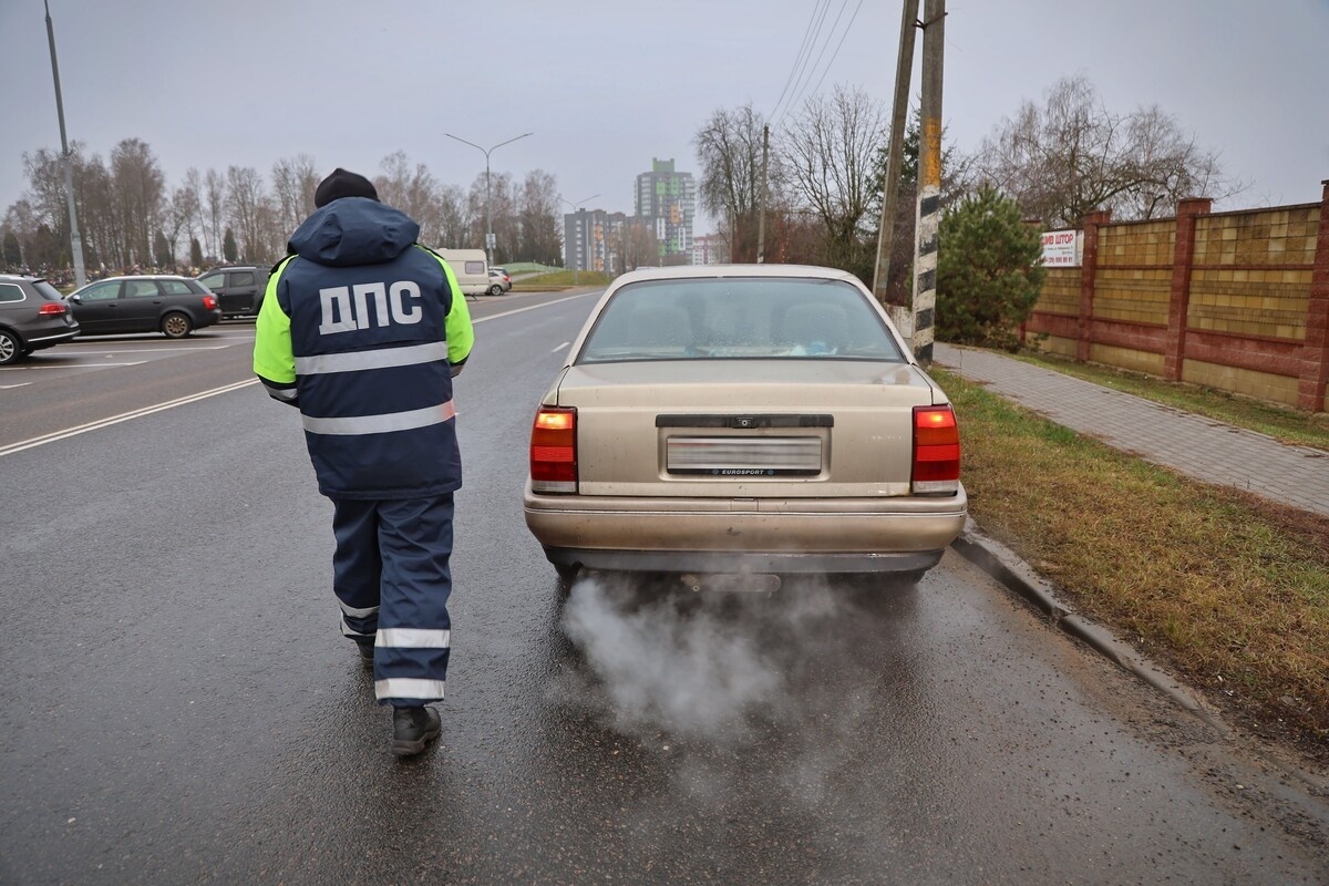 инспектор-гаи-проверяет