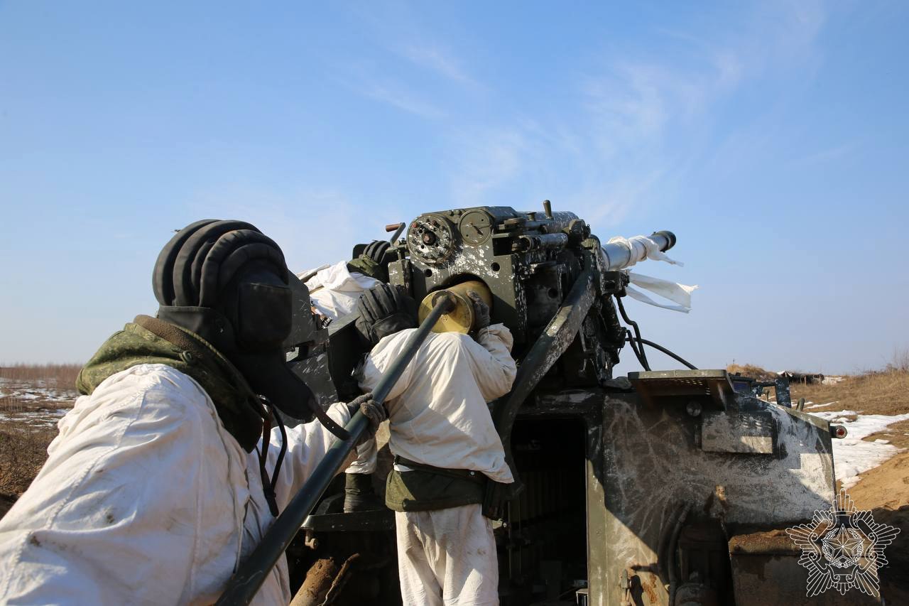 готовят гаубицу к стрельбе 