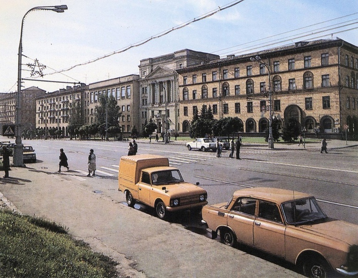 17-Вид на площадь Свободы в Минске 1989 год.jpg