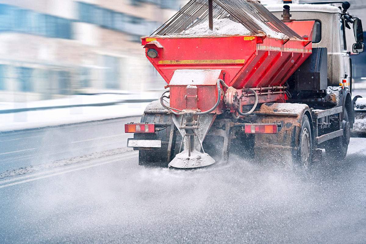 машина посыпает дороги солью