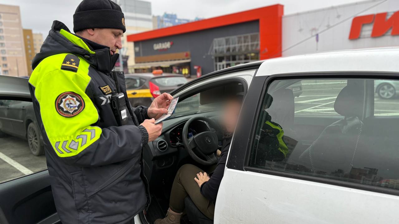 сотрудник ГАИ проверяет документы