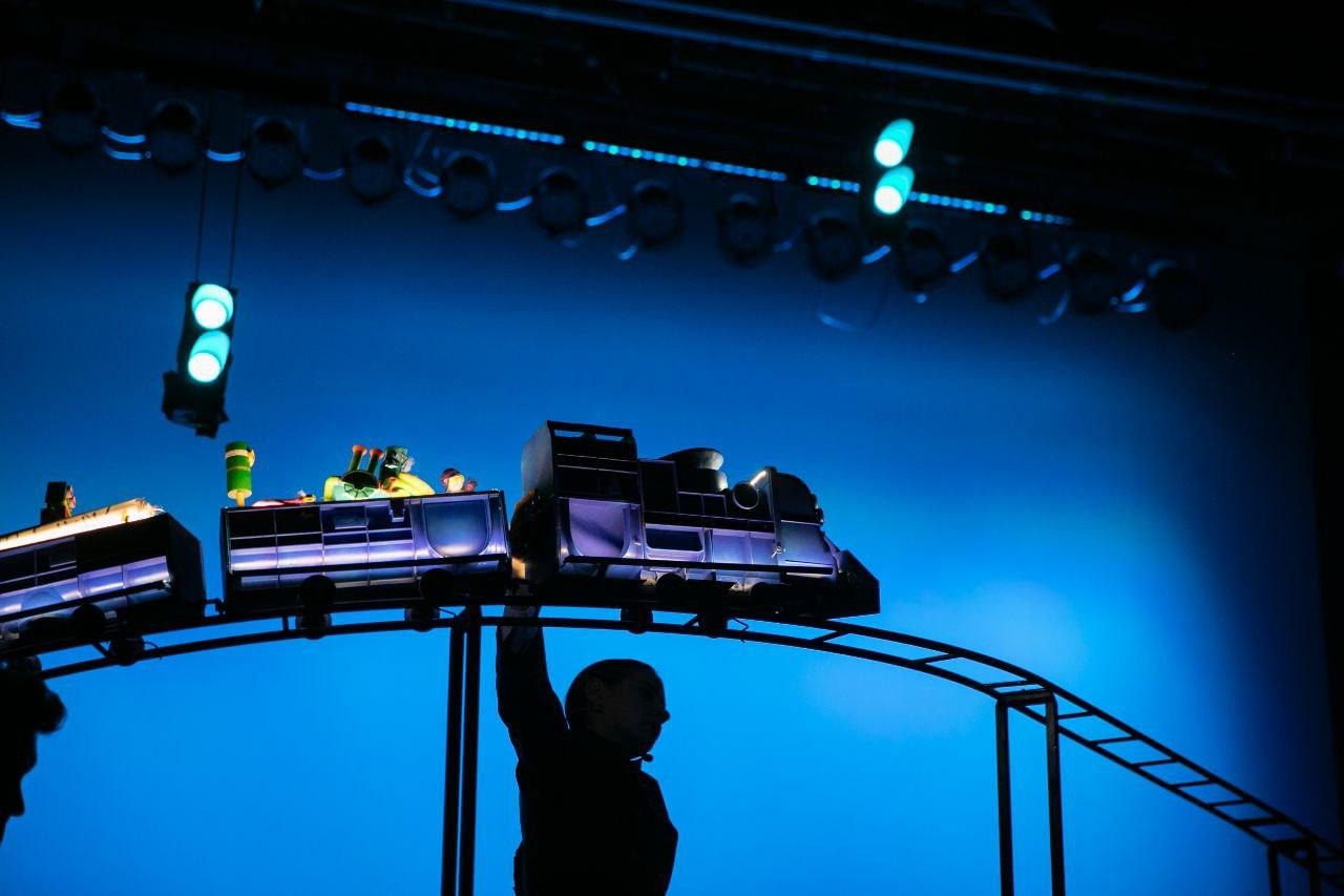 Игрушечный город, экран и фея Бефана. Евгений Корняг поставил детский кукольный спектакль