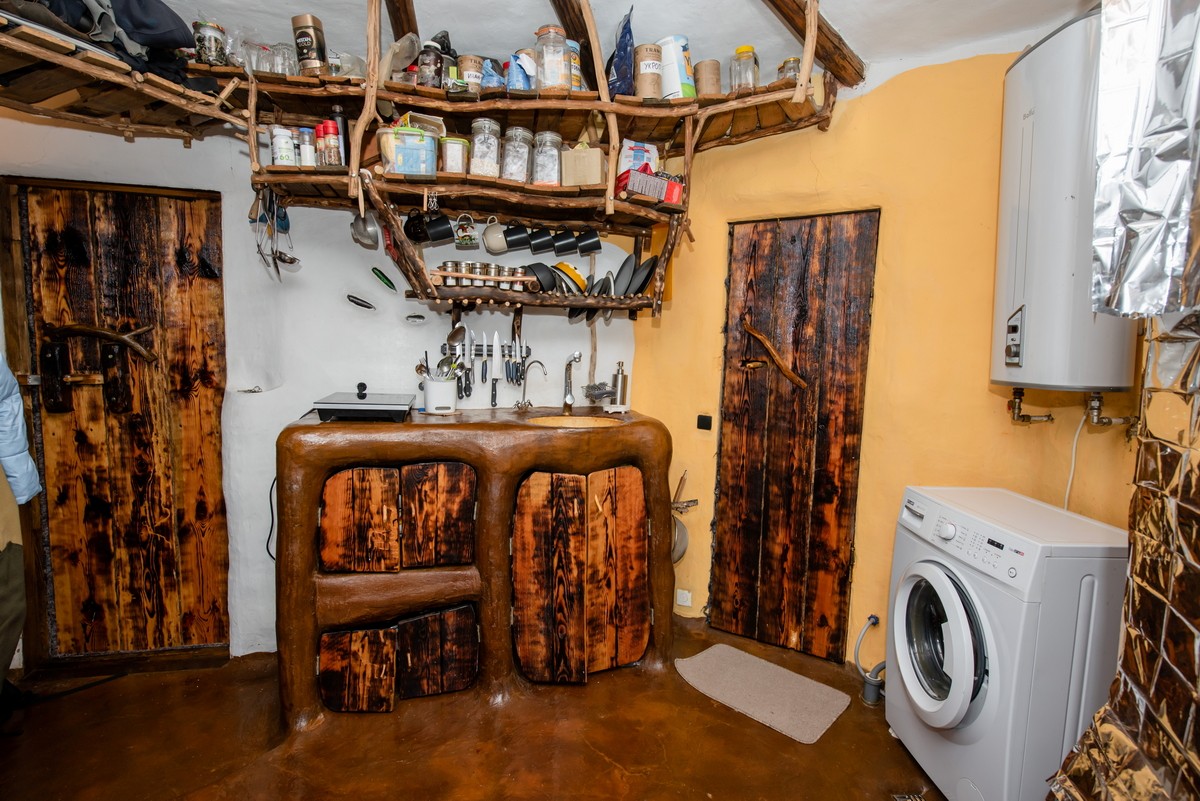 Парень построил дом из глины 20.jpg