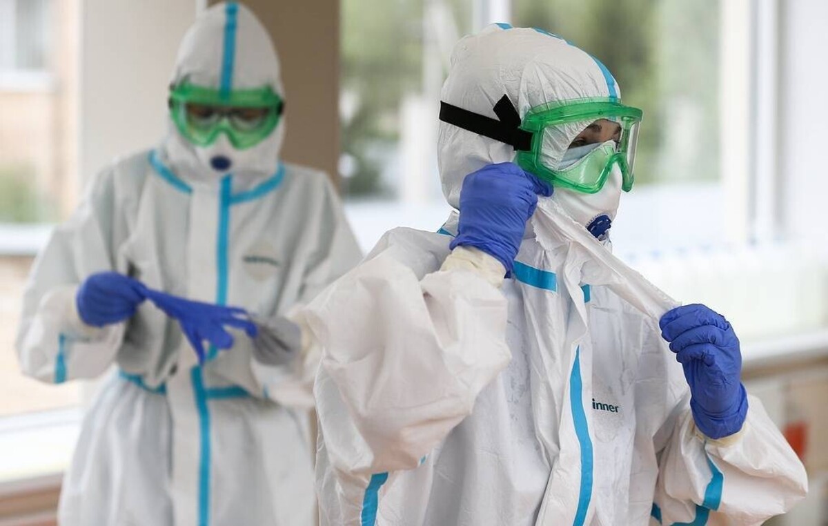 медики в защитных костюмах