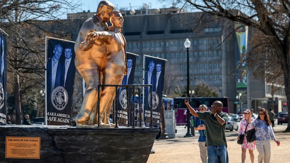 Трамп, Эпштейн, статуя 1.jpg