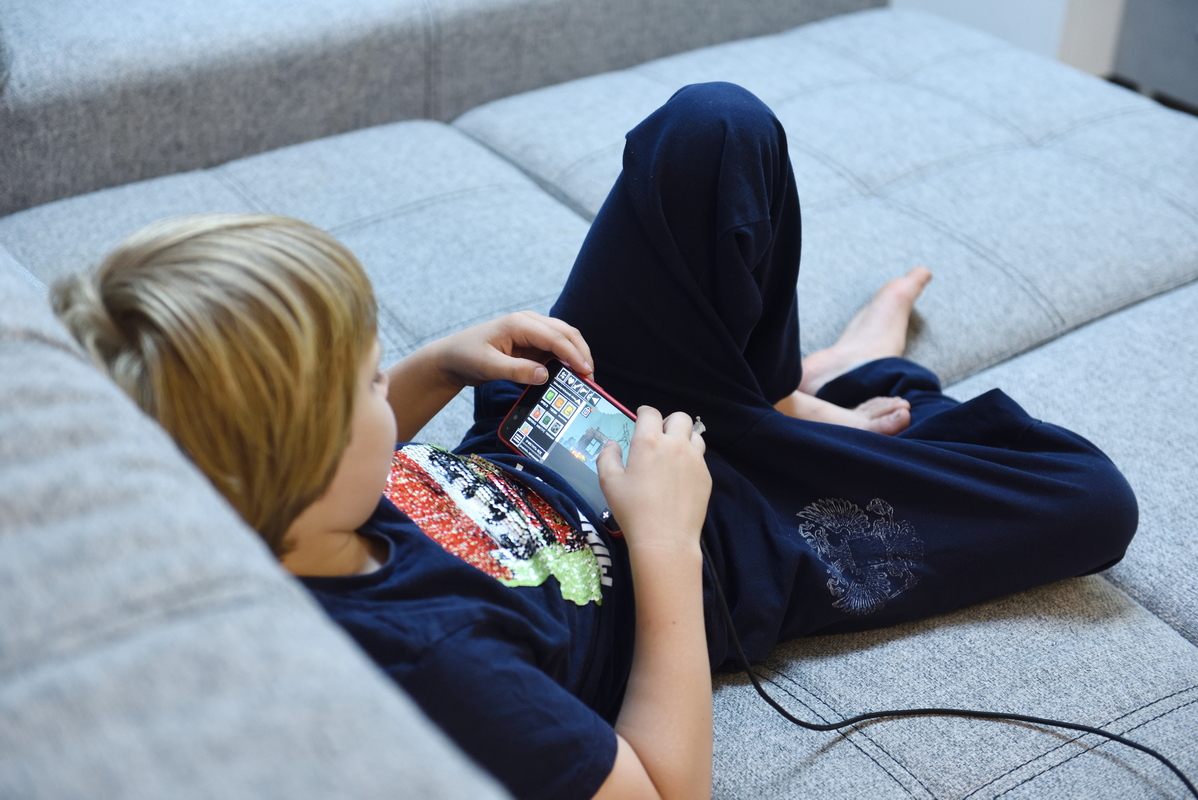 ребенок с гаджетом.jpg