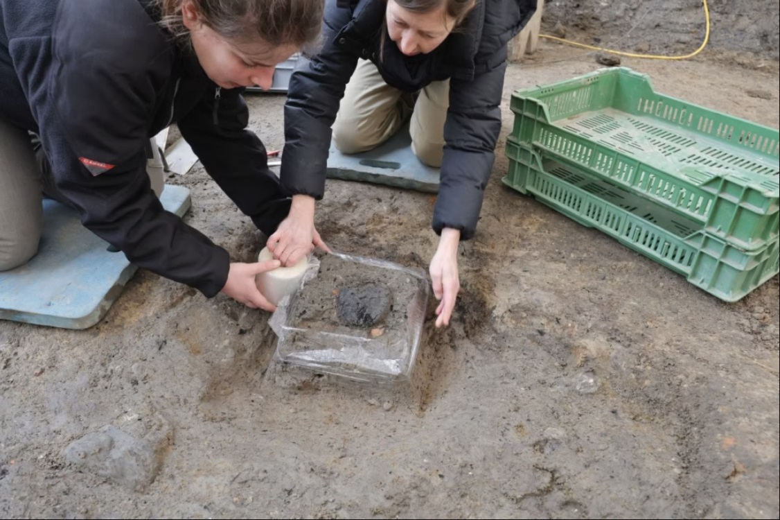 Исследователи обращаются с деформированным куском хлеба с предельной осторожностью