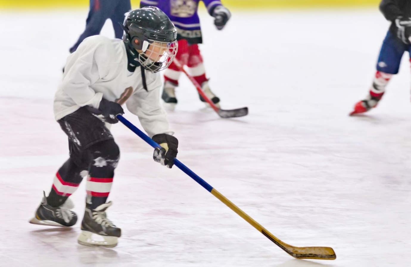 4-Ребенок с клюшкой на коньках.png