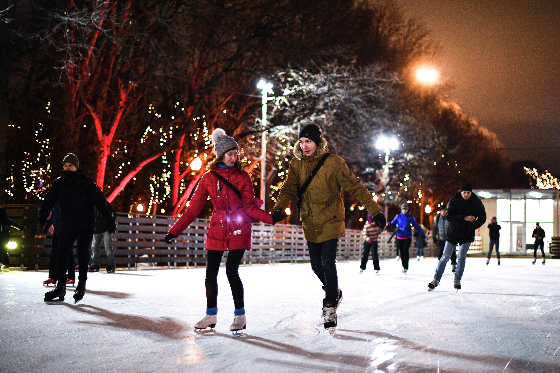 люди отмечают Новый год на катке