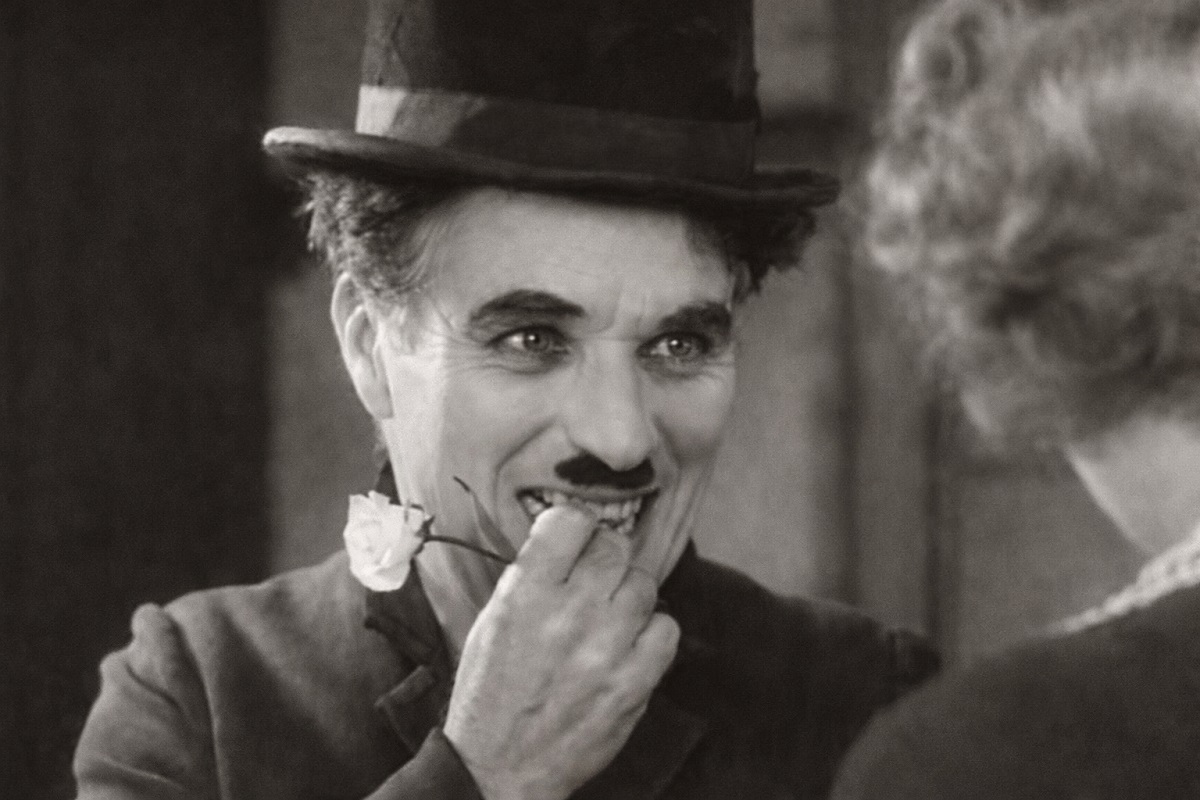 Чарли Чаплин с белой розой