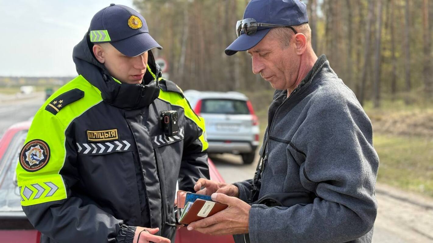 сотрудник ГАИ проверяет документы