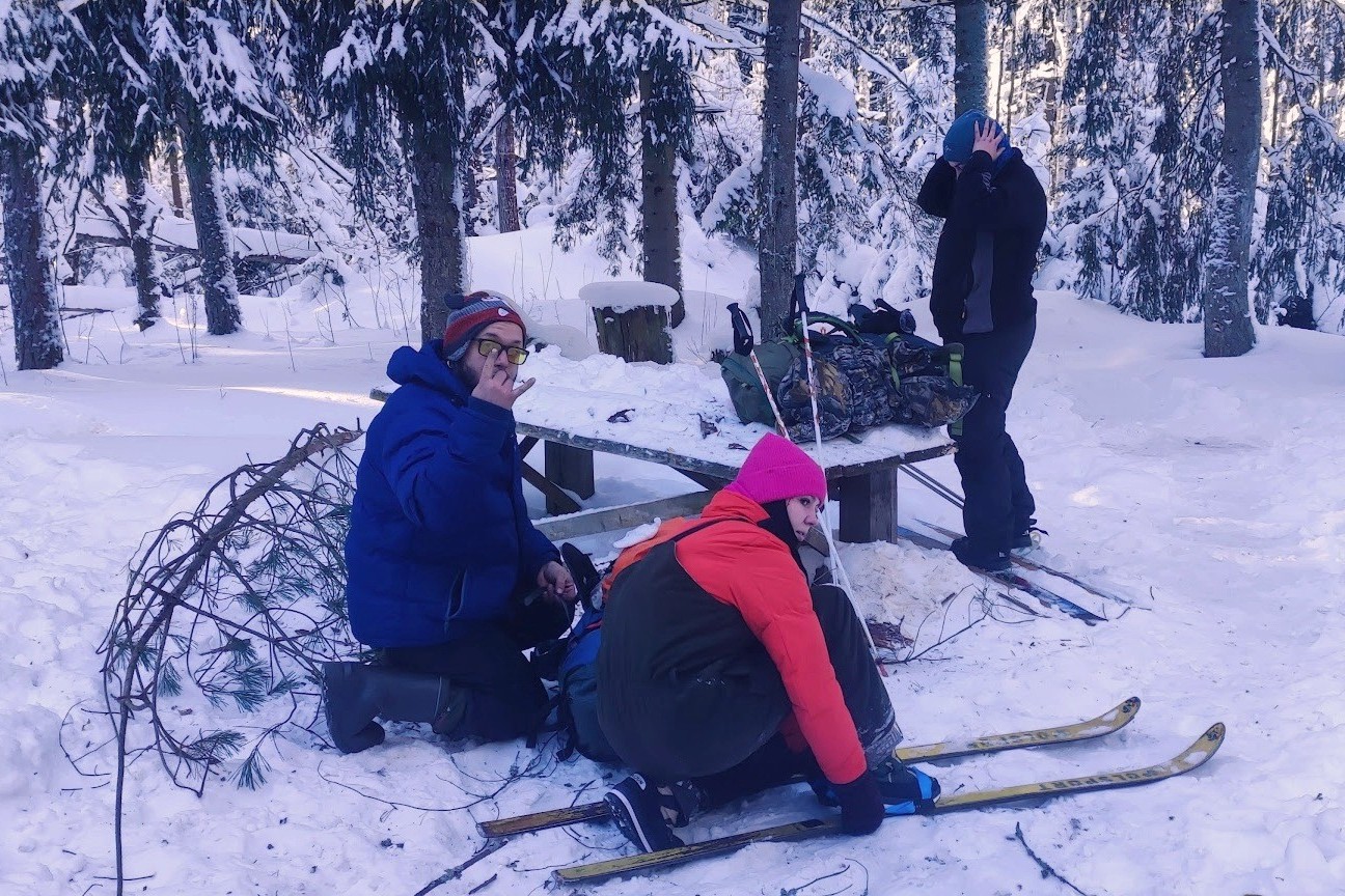 6-Семья Карповых с друзьями на привале во время зимнего похода.jpg