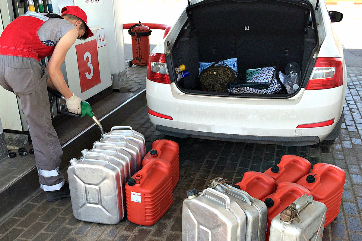 бензин в багажнике автомобиля.jpg