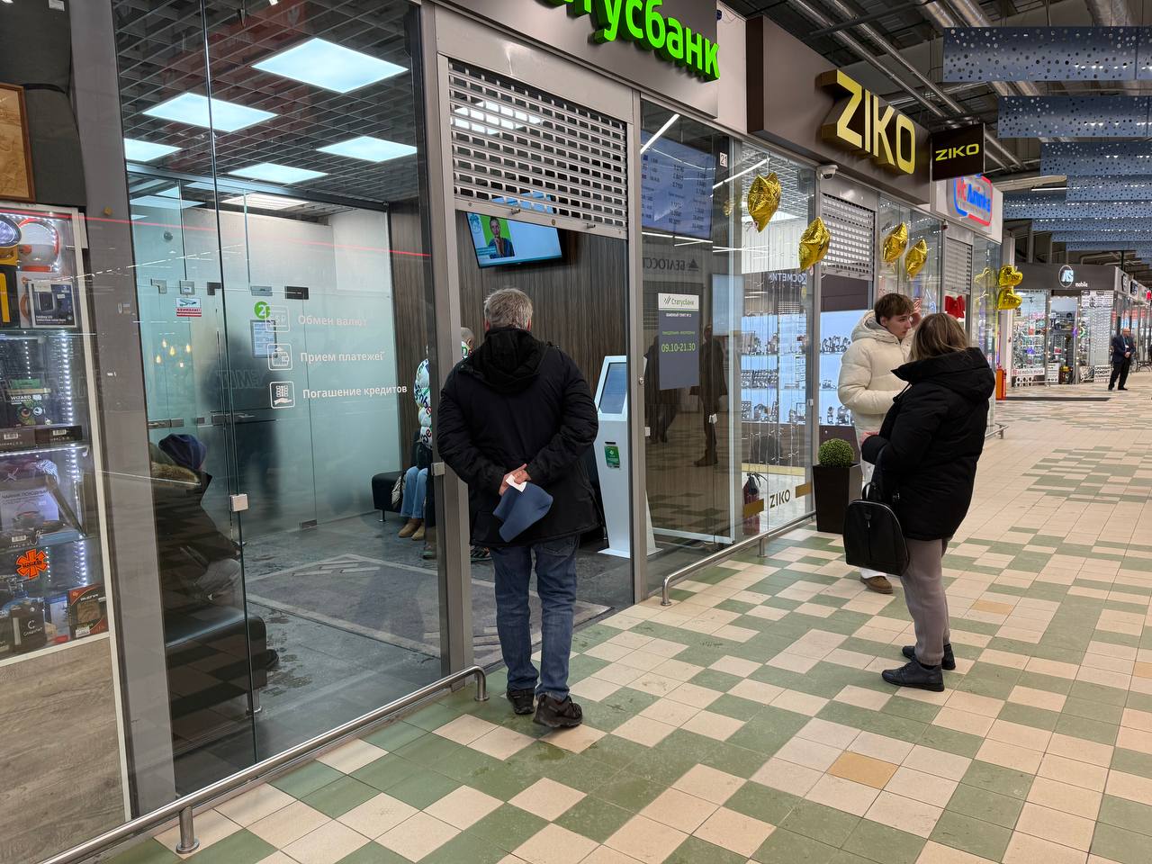 Очередь из 6 человек перед одним из обменников в Минске