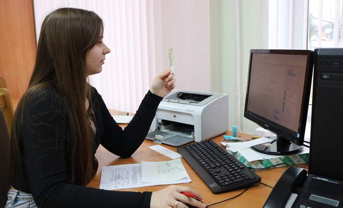 сотрудник ставит на учет транспорт