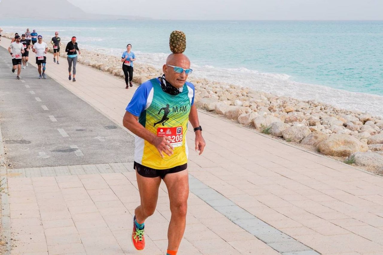 Бегун с ананасом на голове