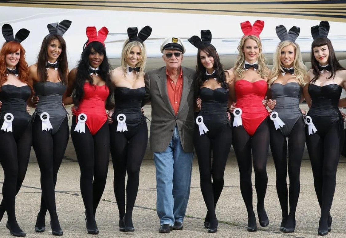 Хью Хефнер и модели.jpg