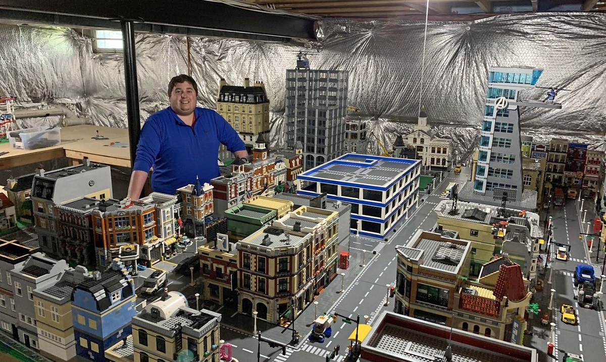 Американец в подвале своего дома построил огромный город из кубиков Лего
