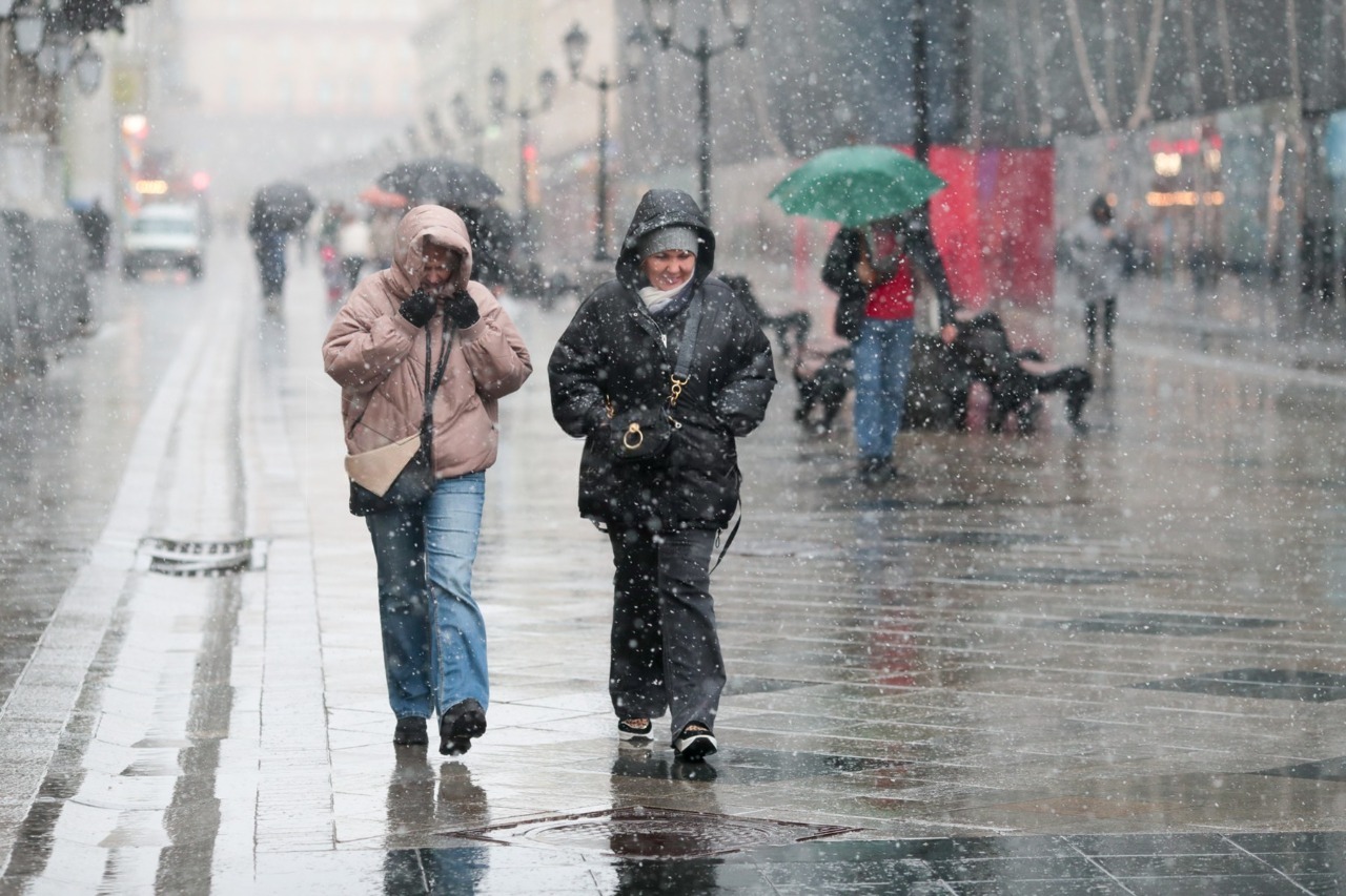 идет мокрый снег