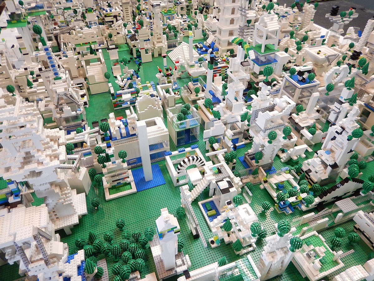 Игрушечный город, собранный из элементов Lego