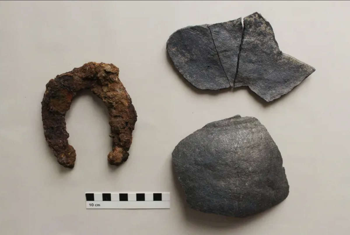 В земляном туннеле были обнаружены фрагменты позднесредневековой керамики и металлическая подкова