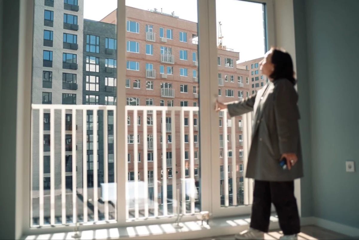 женщина в новой квартире