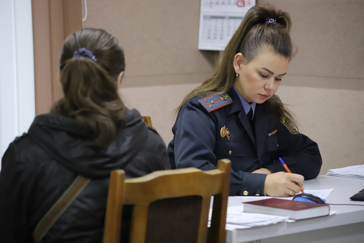женщина отмечается в милиции