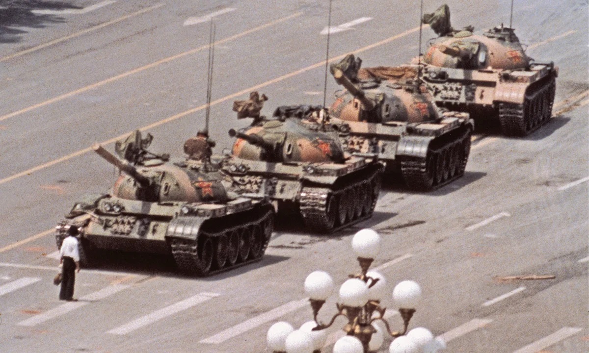 «Tank Man» — человек перед танками