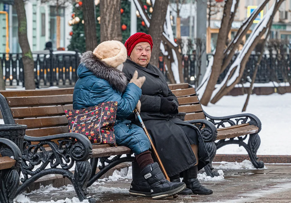 пенсионеры зимой на лавочке
