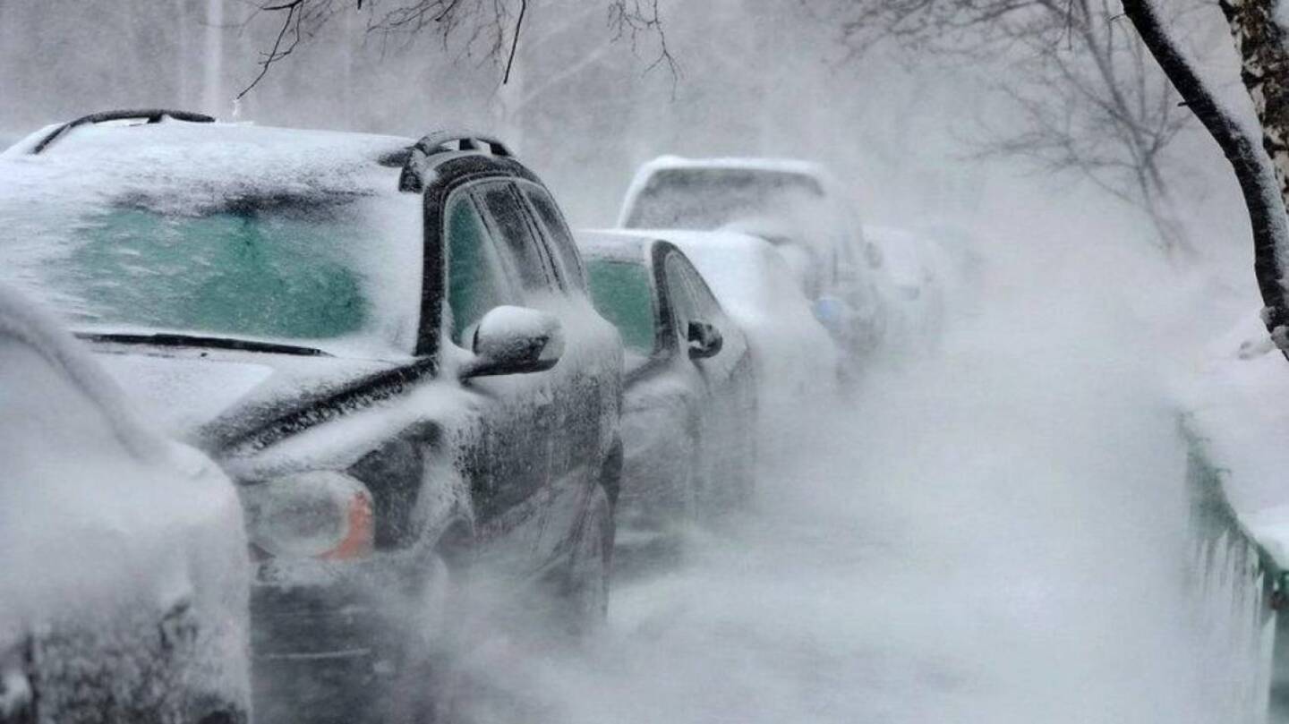 машины в снегу