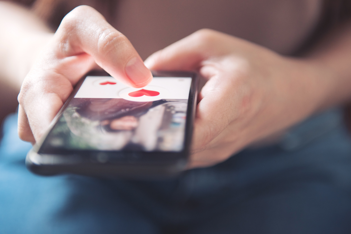 Телефон в руке.png