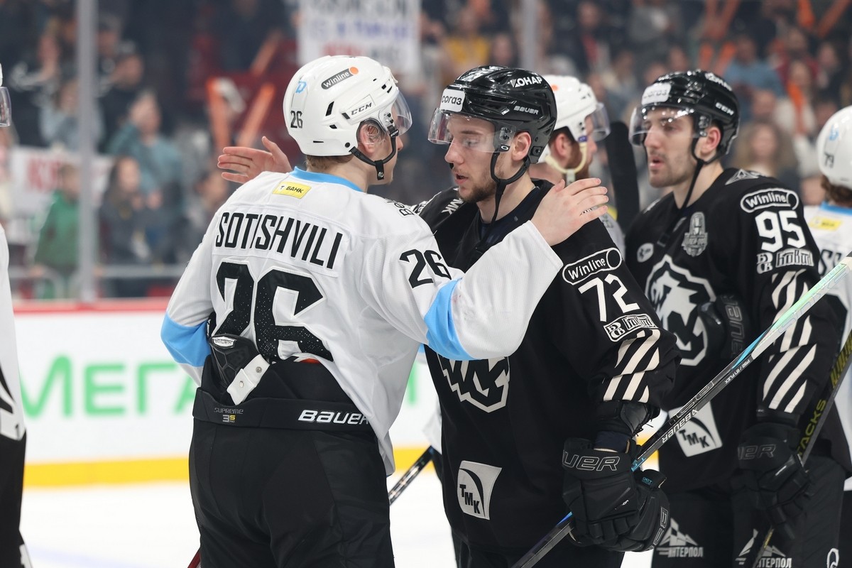 1-Игроки Динамо поздравляют Трактор с выходом в финал конференции.jpg