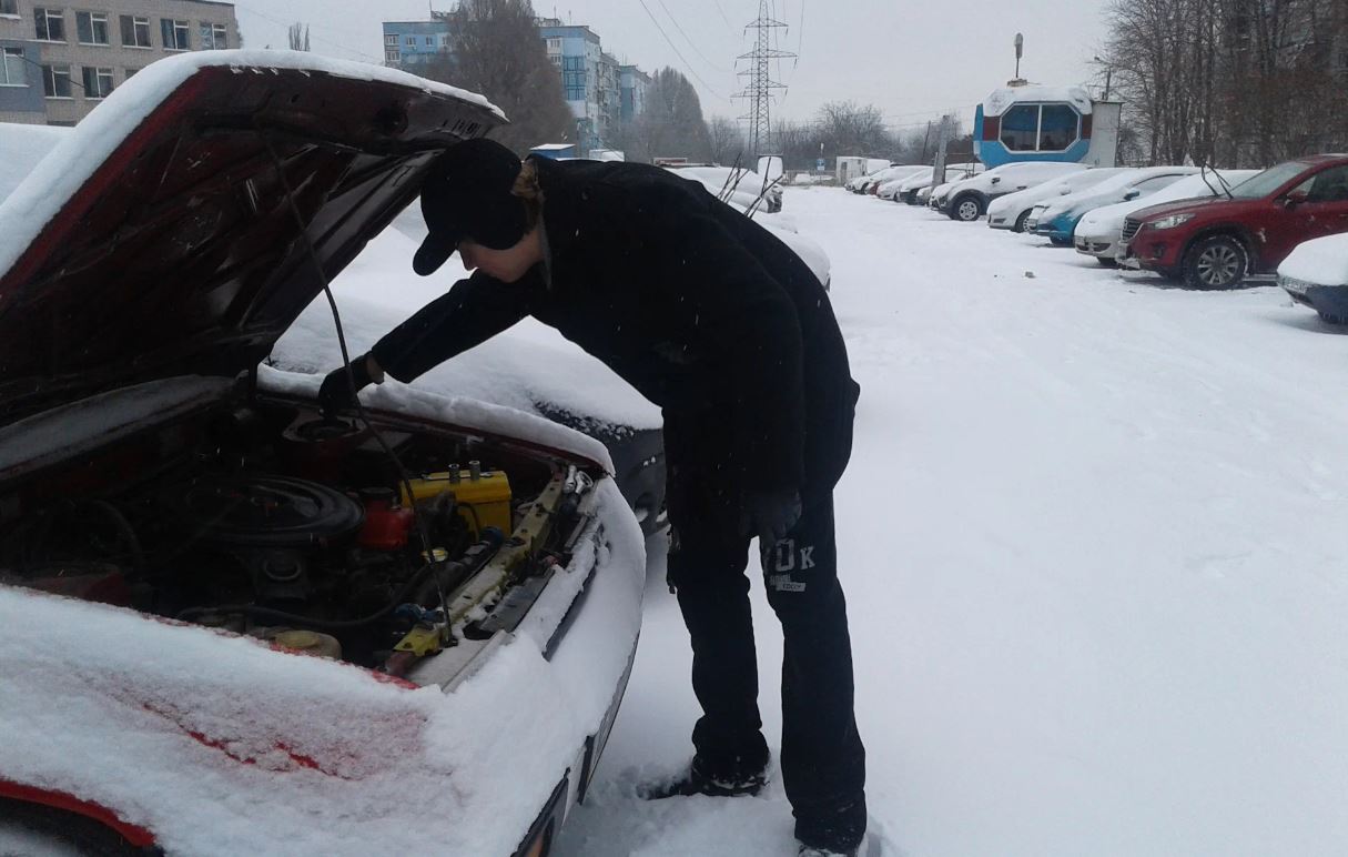 под капотом