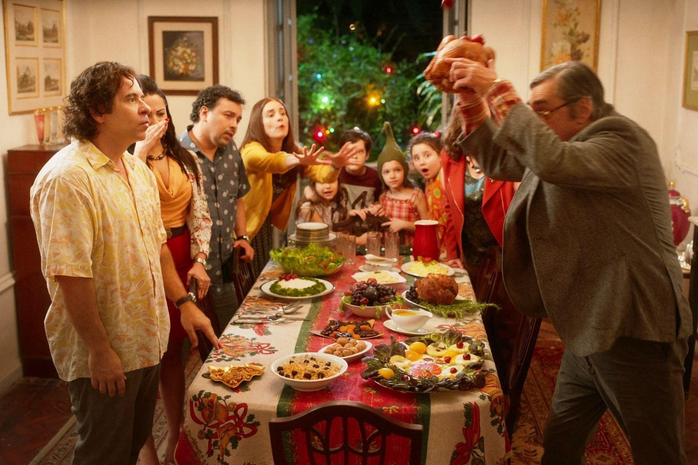 3-Что делать если разболелась голова во время застолья. Кадр из фильма Опять Рождество.jpg