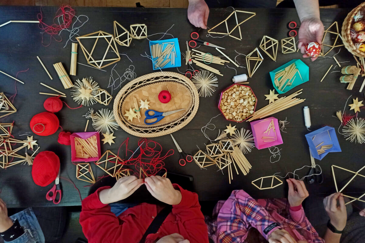 7-Во время мастер-класса по плетению соломенного паука.png