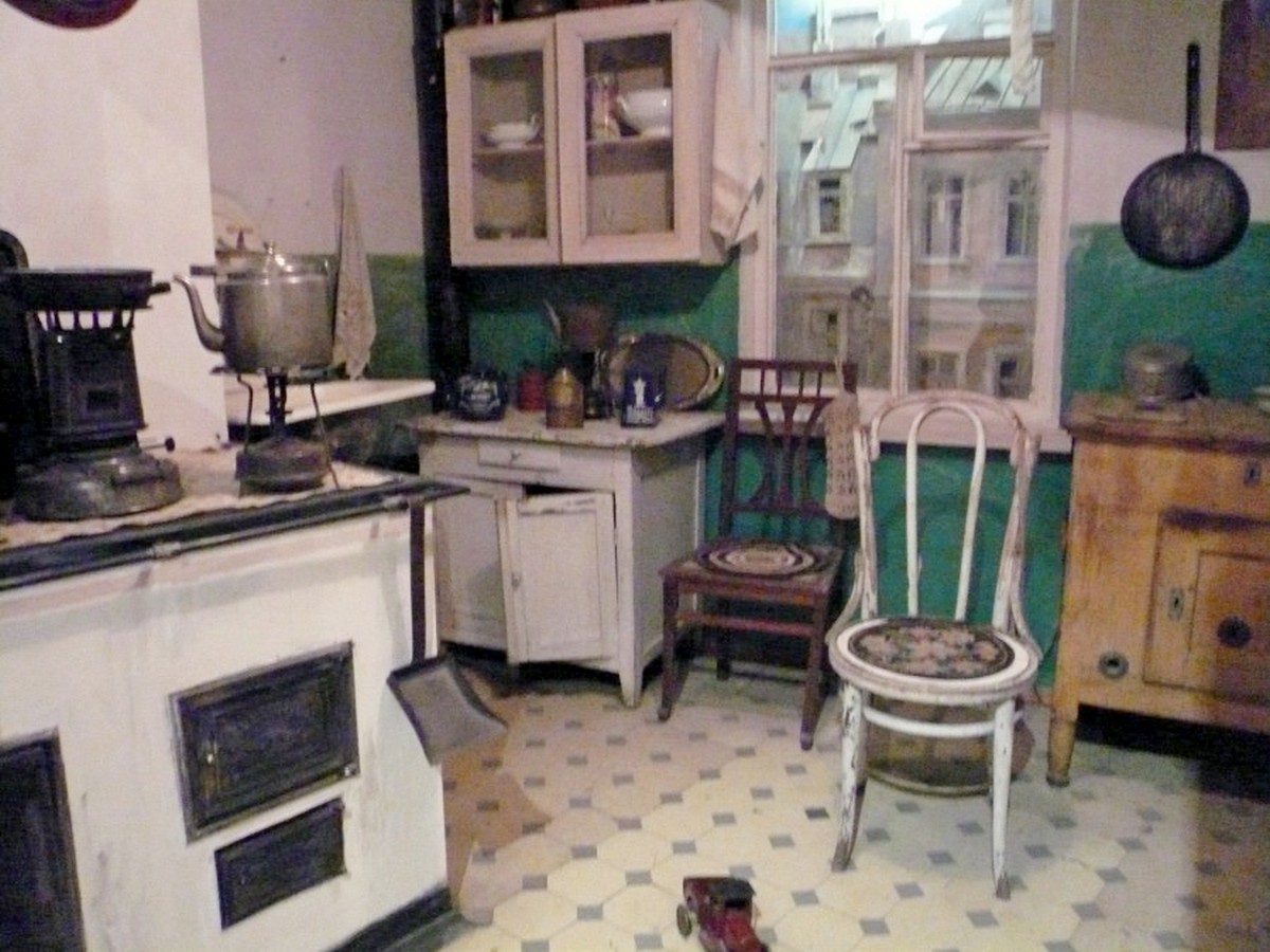 10-Кухня до газификации жилья. Слева печка и стоящий на ней примус.jpg