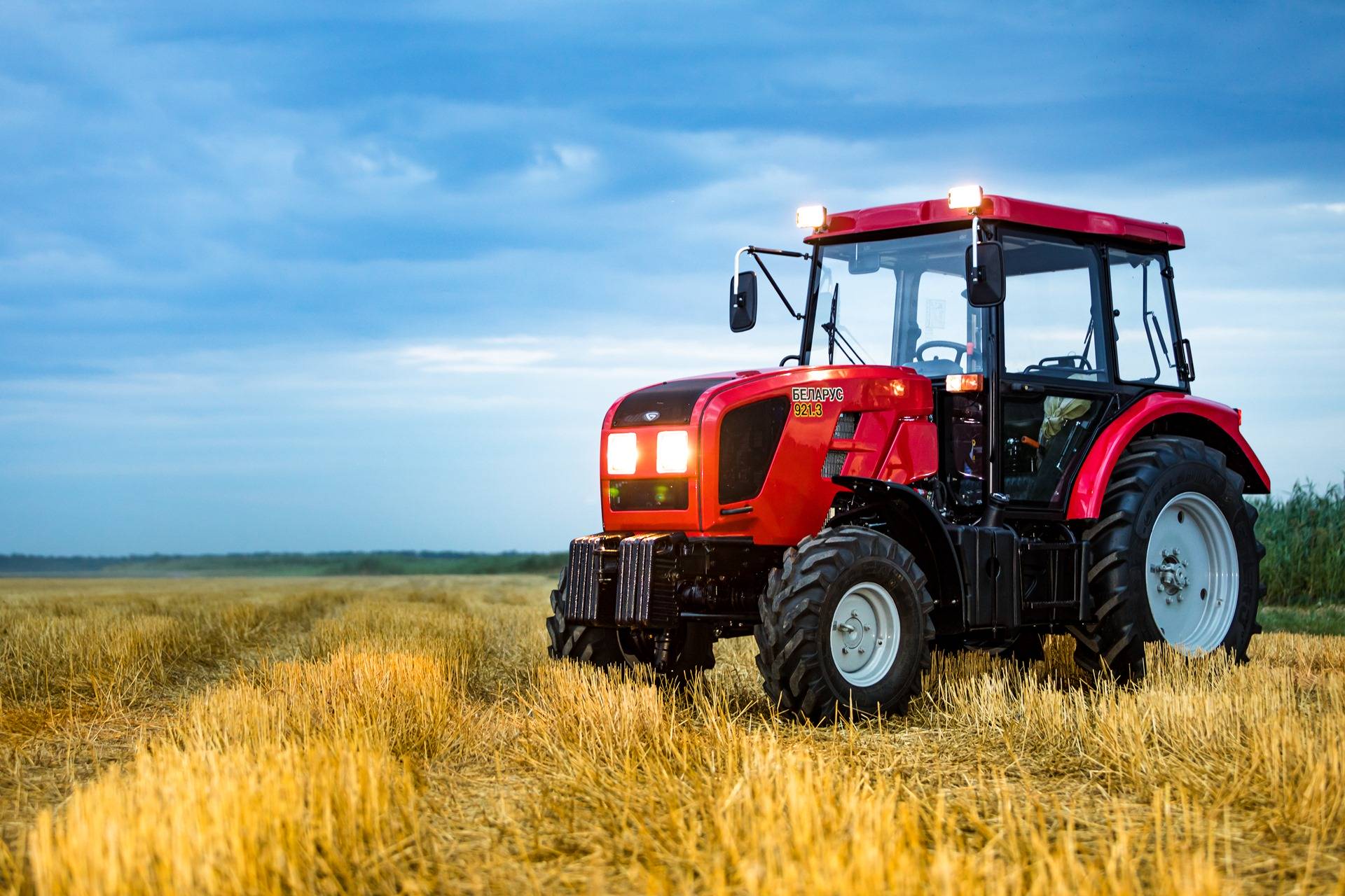 трактор в поле