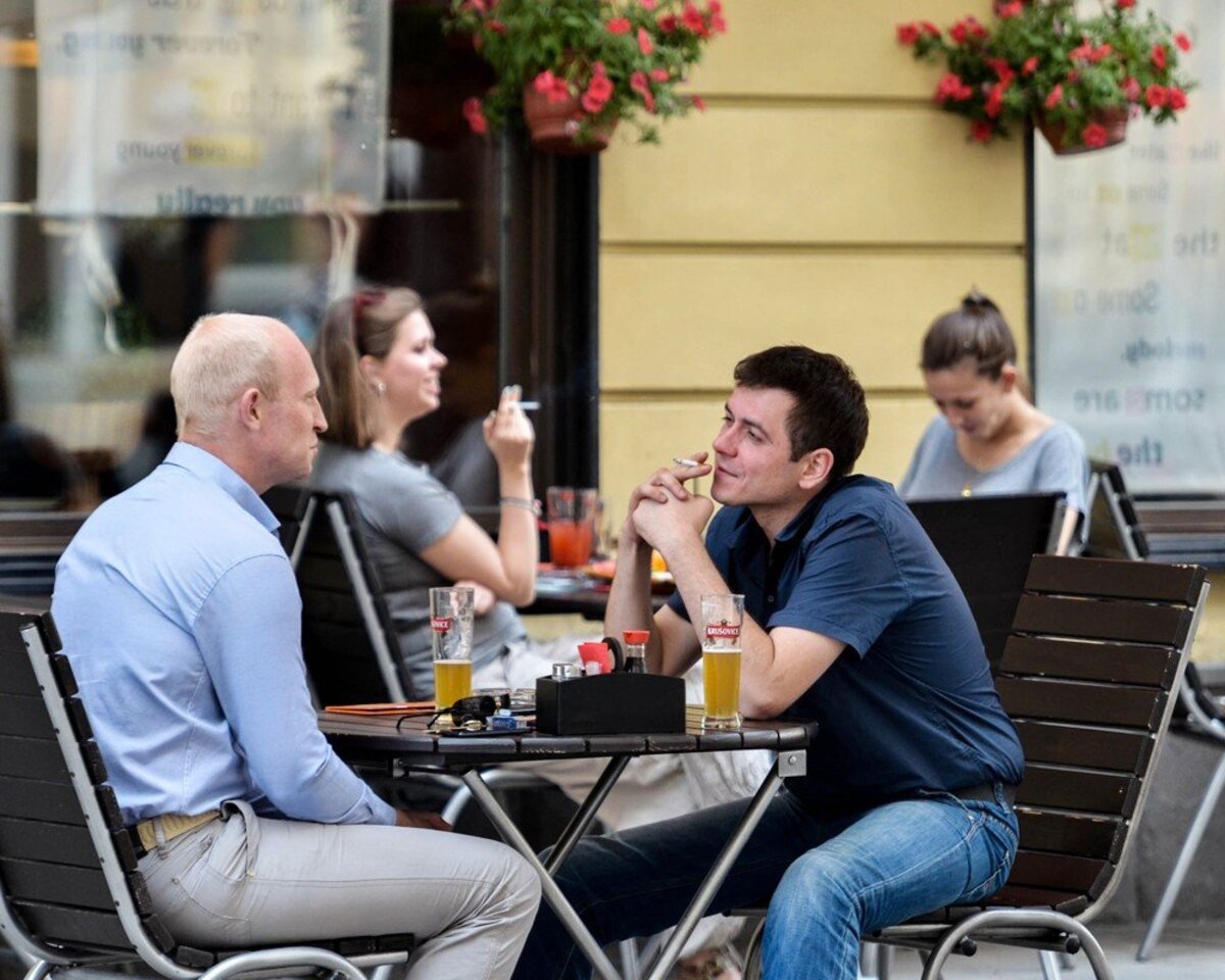 человек подсел за столик в кафе