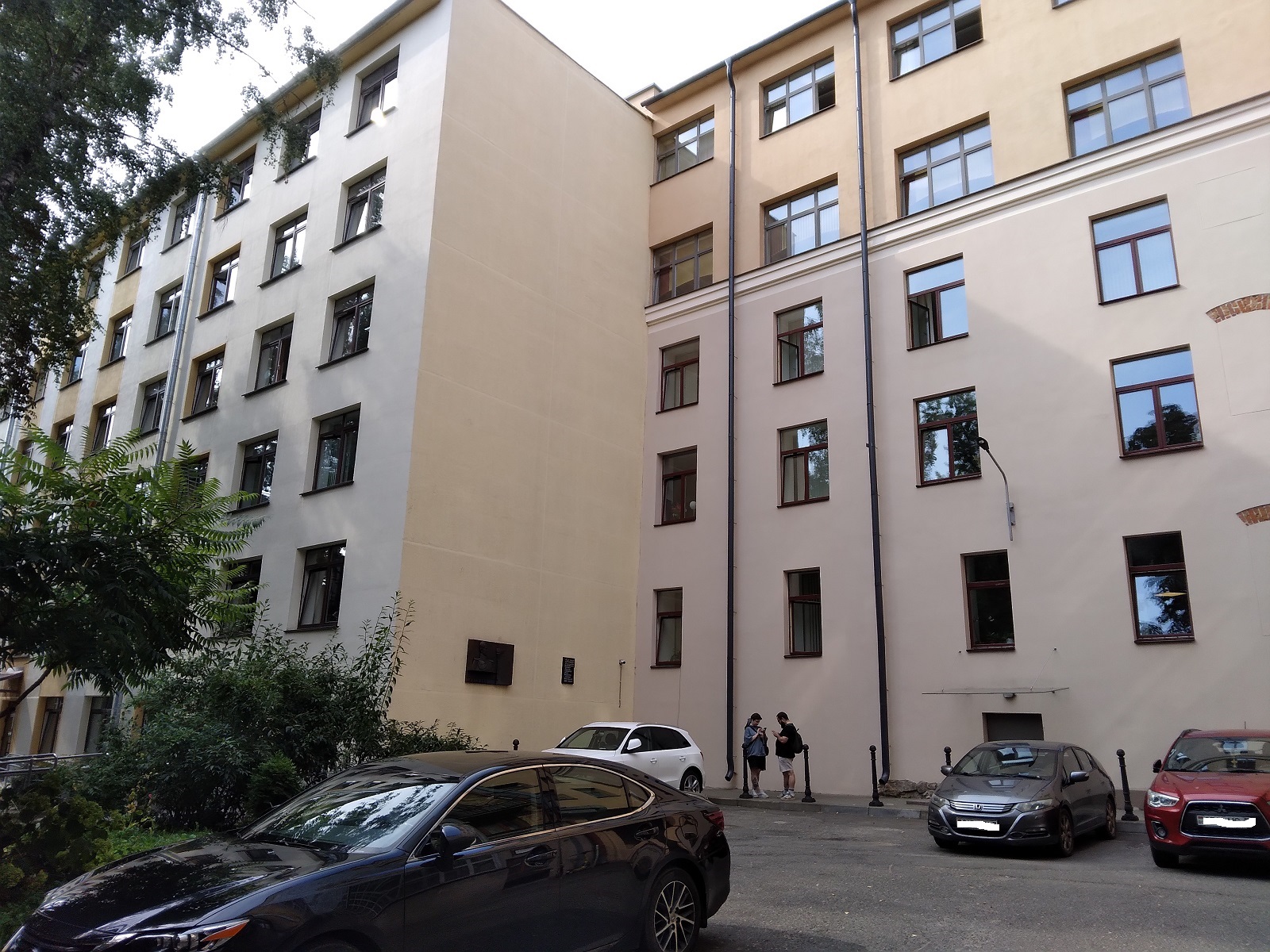 9-Шестиэтажная пристройка 1968 года к школе иезуитов со стороны двора.jpg