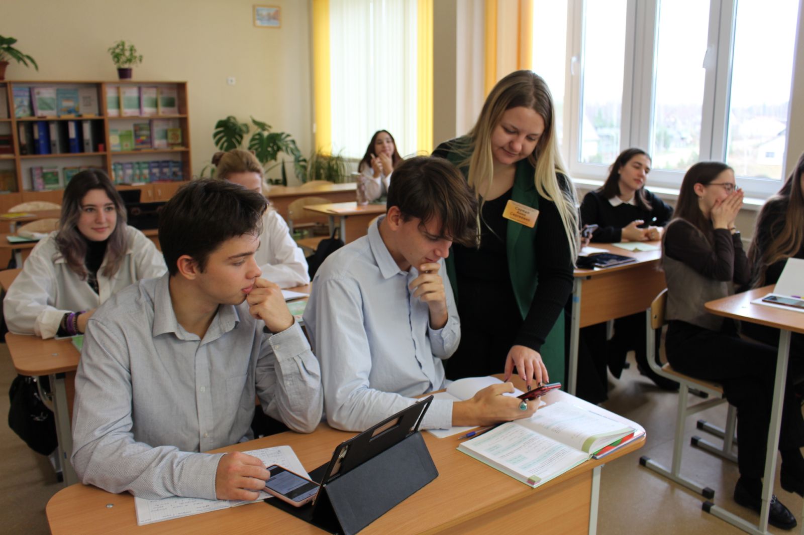 школьники сидят