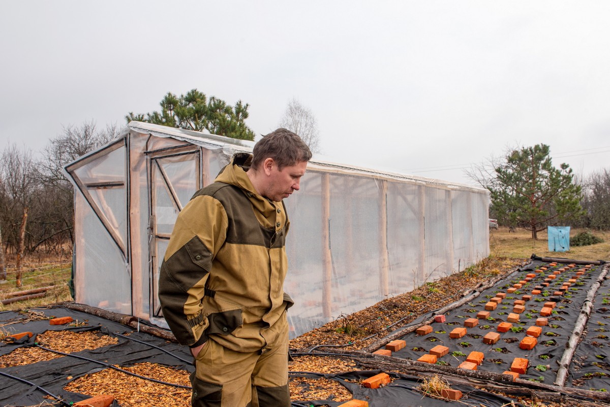 Парень построил дом из глины 4.jpg