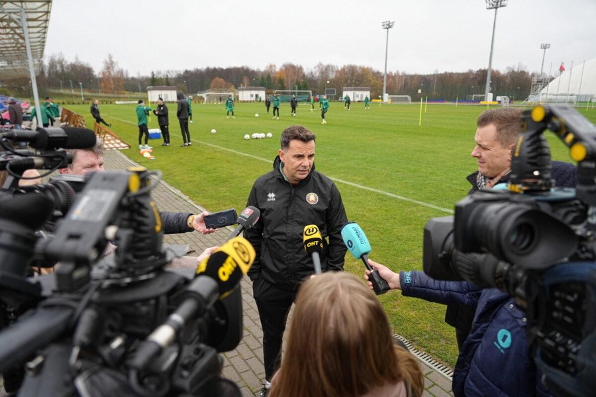 4-Карлос Алос во время интервью журналистам.jpg