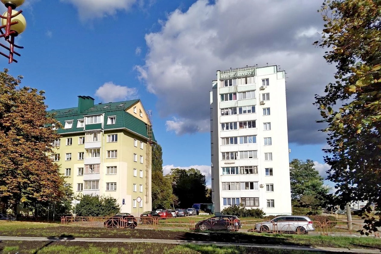 16-Брежневка 1968 года с мансардой и типовой девятиэтажный панельный дом 1973 года постройки.jpg