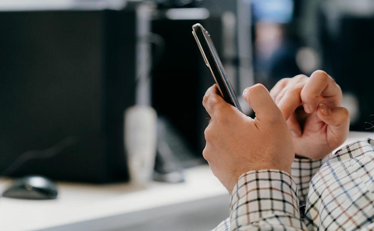 телефон в руке телефон в руке