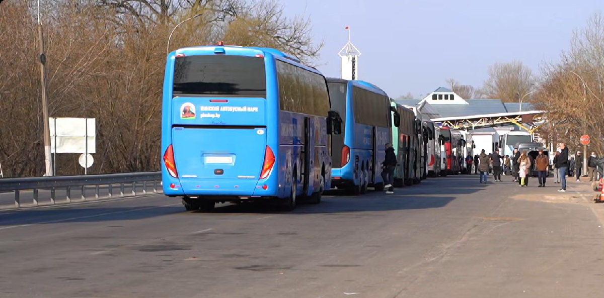 очередь из автобусов на границе.jpg