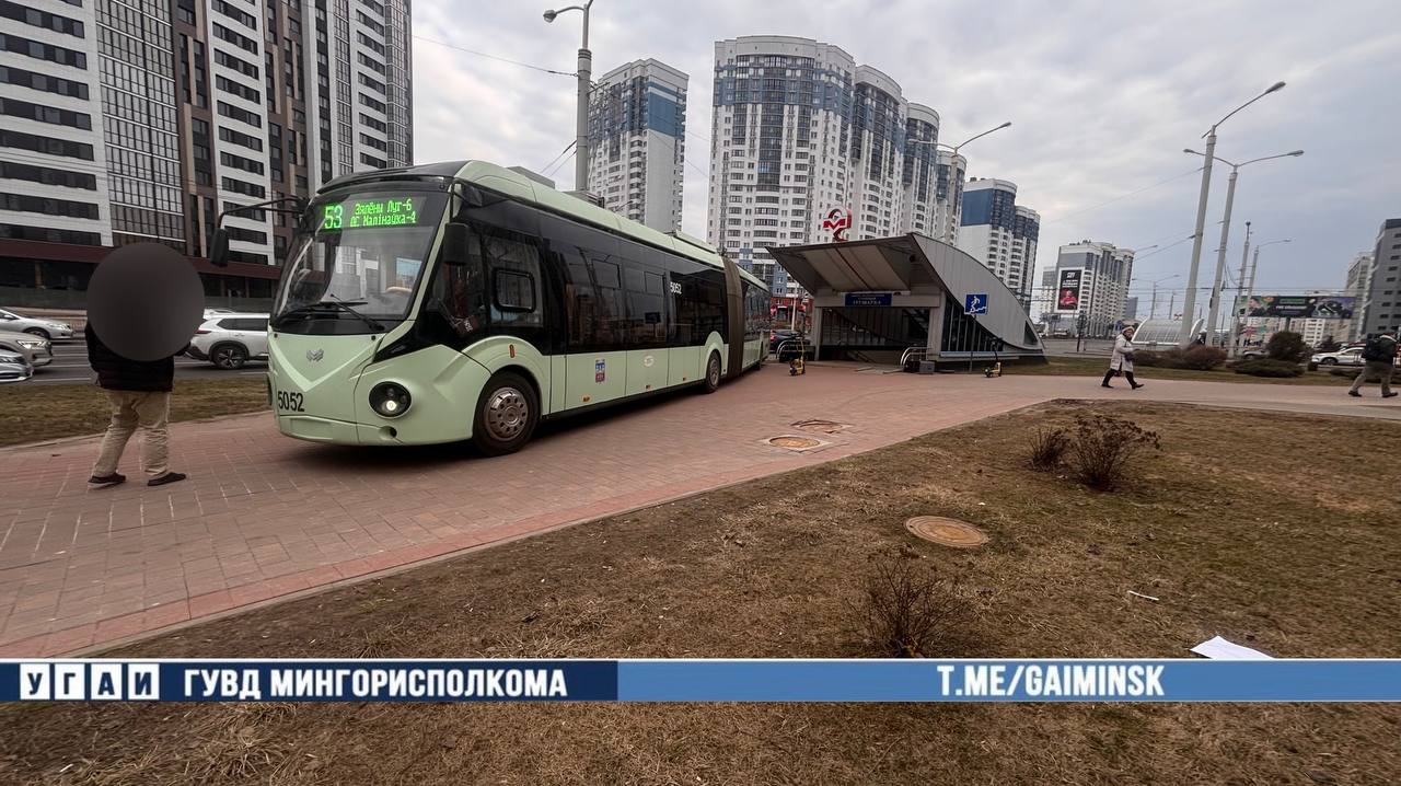 троллейбус на тротуаре в Минске