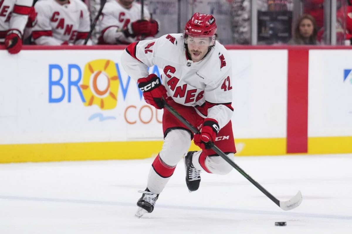 4-Тай Смит в форме Каролины.jpg