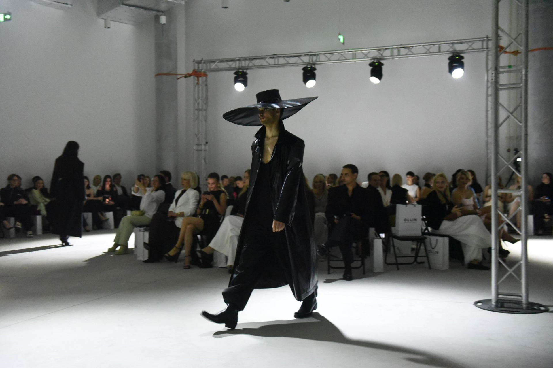 Красивый подиум, сильные коллекции и перформанс ZNWR. Каким получился Fashion Fabrique 3.0? 