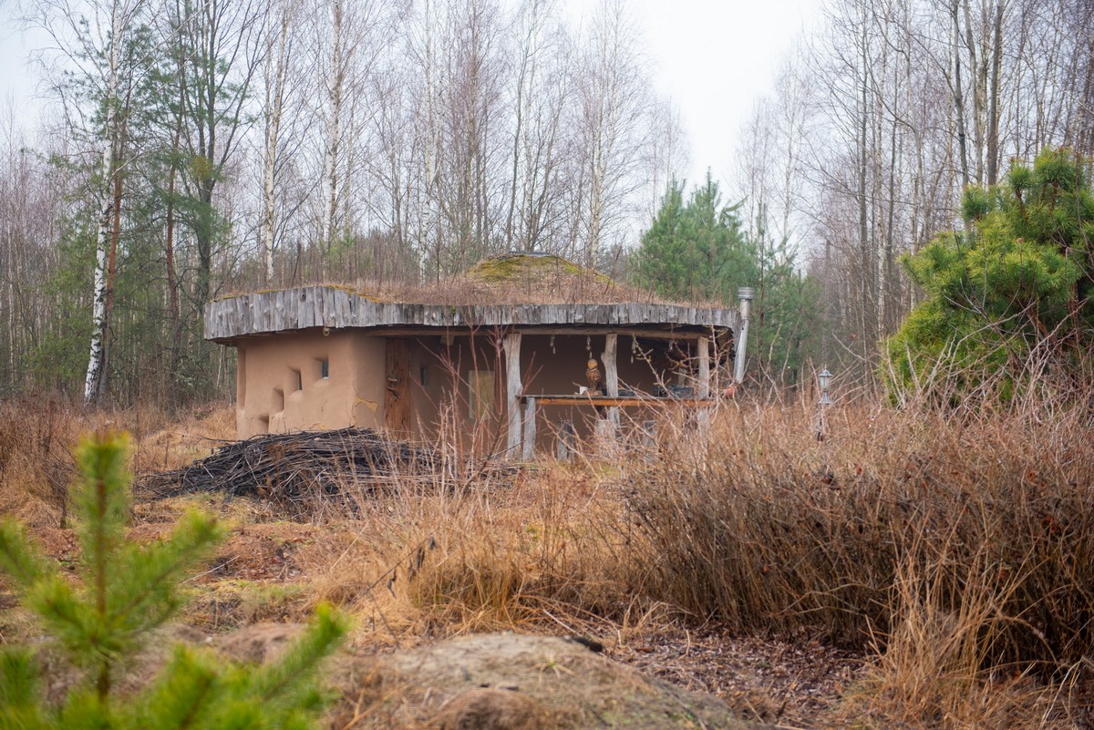 Парень построил дом из глины 13.jpg