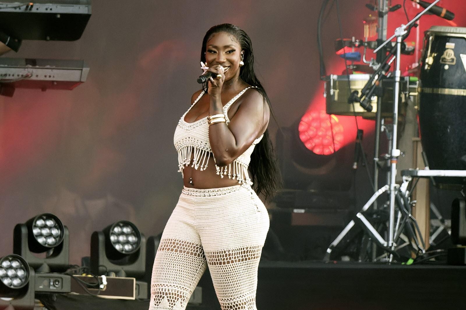 2-Aya Nakamura на сцене.jpg